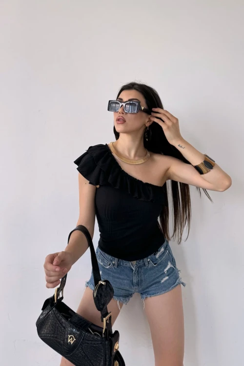 Siyah Tek Omuz Fırıfır Detaylı Bluz