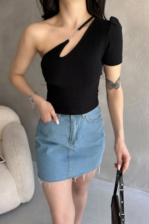 Siyah Tek Omuz Zincir Detaylı Crop Bluz BCDF-252179