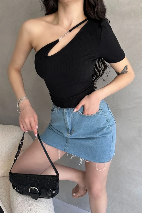 Siyah Tek Omuz Zincir Detaylı Crop Bluz BCDF-252179