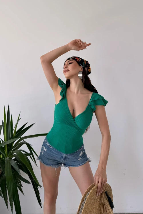 Yeşil Kruvaze Yaka Omuzu Volanlı Bluz BCDF-251091