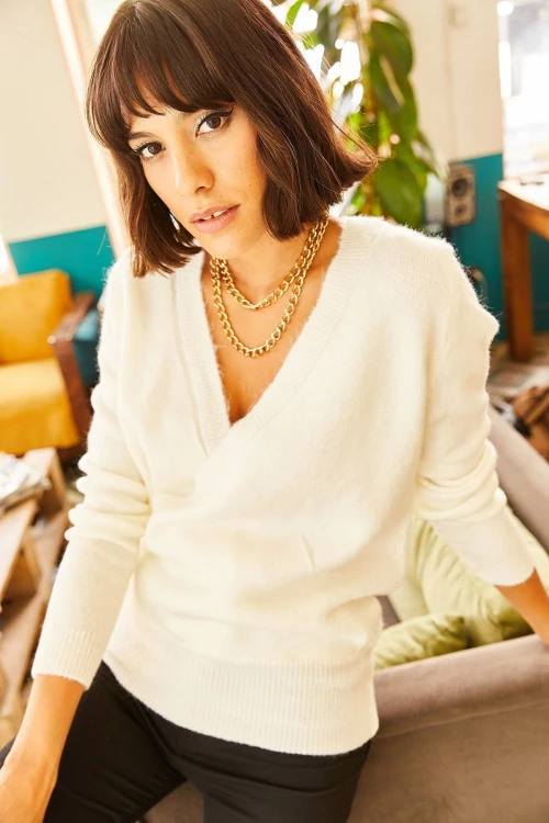 Beyaz Kruvaze Yaka Yumuşak Dokulu Triko Kazak BCBSK-25700-K5649