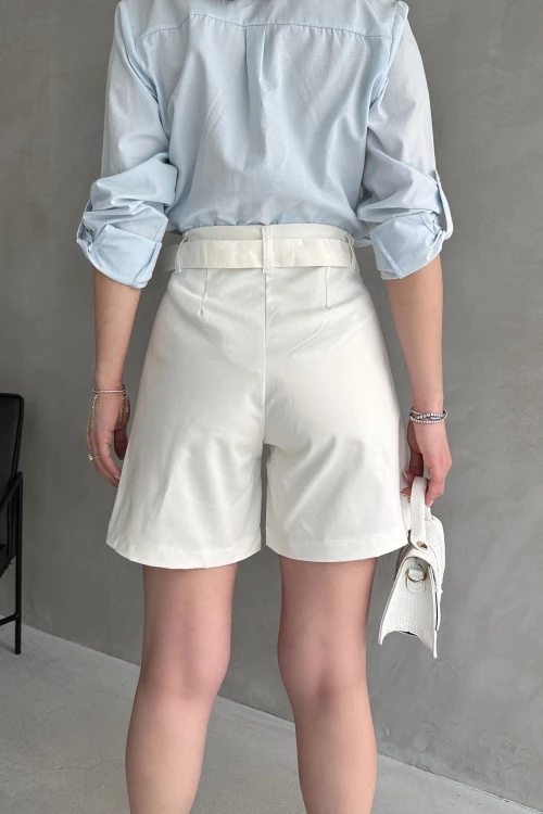 Beyaz Kuş Gözü Kemerli Geniş Paçalı Mom Kalıp Şort BCDF-233500