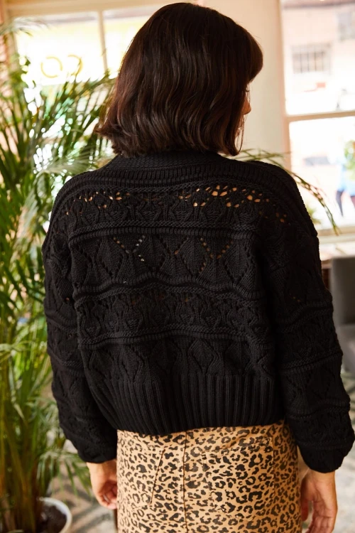 Siyah Düğmeli Motifli Crop Triko Hırka BCBSK-25700-K5595