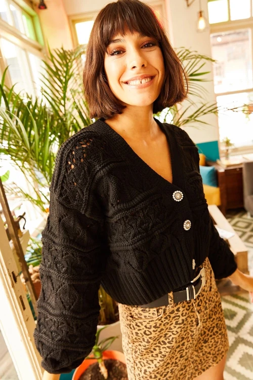 Siyah Düğmeli Motifli Crop Triko Hırka BCBSK-25700-K5595