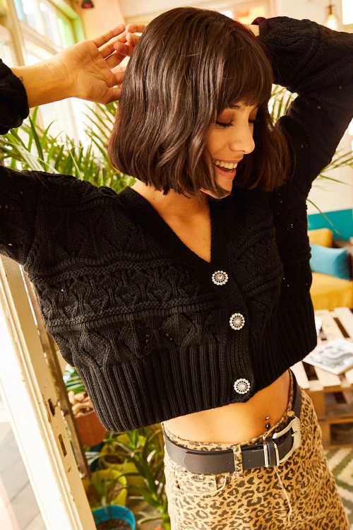 Siyah Düğmeli Motifli Crop Triko Hırka BCBSK-25700-K5595