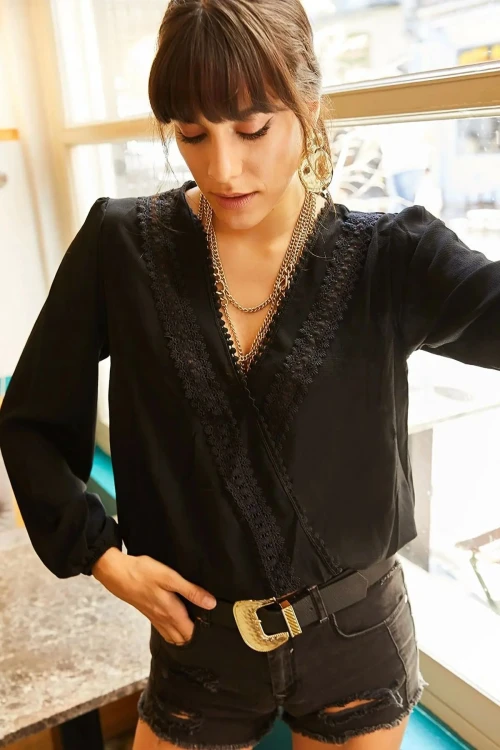 Siyah Kruvaze Yaka Güpür İşlemeli Uzun Kol Yazlık Bluz BCBSK-25700-K5536