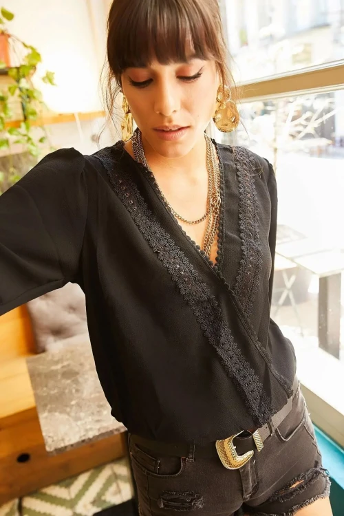 Siyah Kruvaze Yaka Güpür İşlemeli Uzun Kol Yazlık Bluz BCBSK-25700-K5536