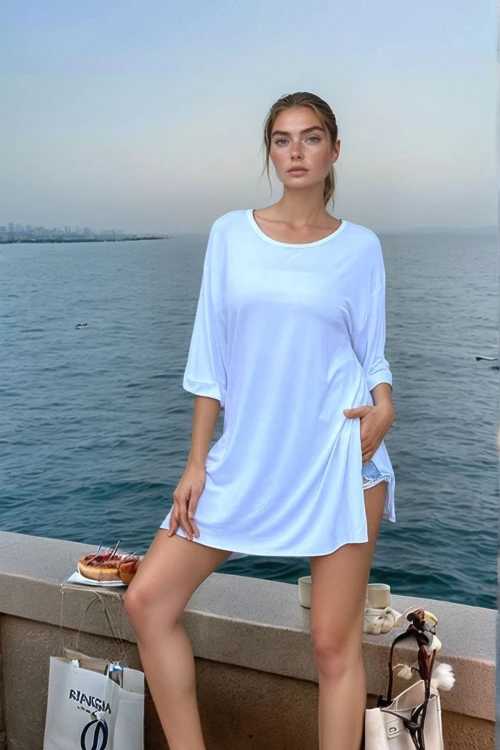 Beyaz Bisiklet Yaka Yırtmaçlı Salaş T-Shirt BCBSK-25700-3241