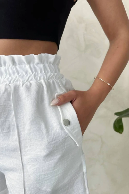 Beyaz Çift Cepli Beli Fırfırlı Önü Çimalı Keten Şort BCHN-2525834