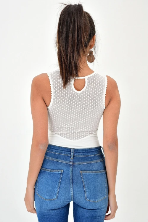 Beyaz Kolsuz Dantel Detatlı Bluz BCBSK-25700-T4011-1060