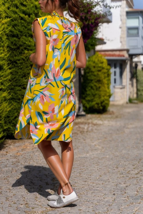 Sarı Baskılı Yırtmaçlı Sıfır Kol Elbise BCBSK-25700-3390