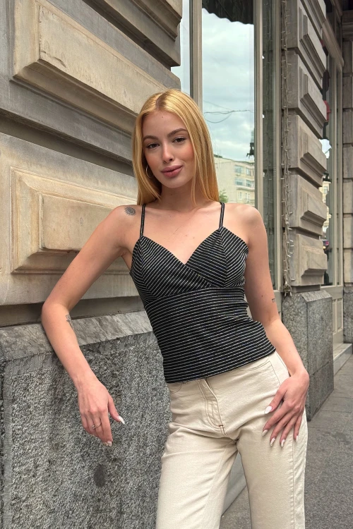 Siyah İp Askılı Kruvaze Yaka Bluz