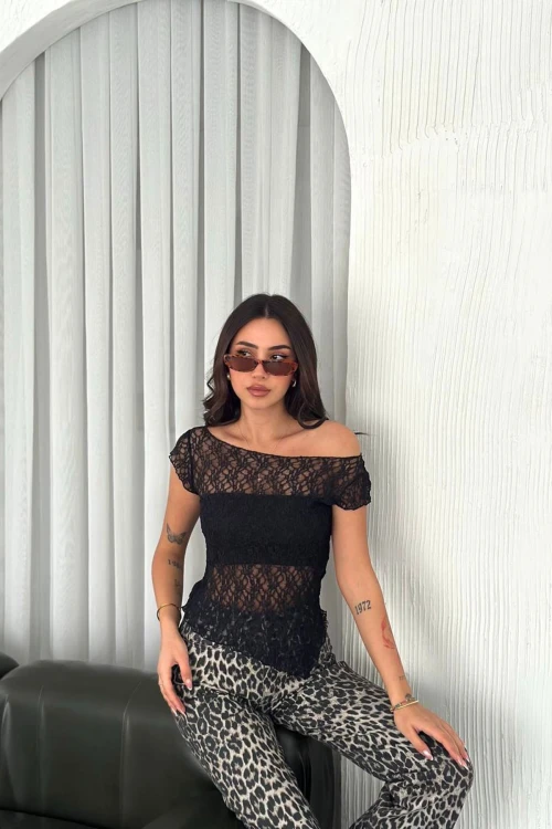 Siyah Kayık Yaka Dantel Bluz BCZK25SA362