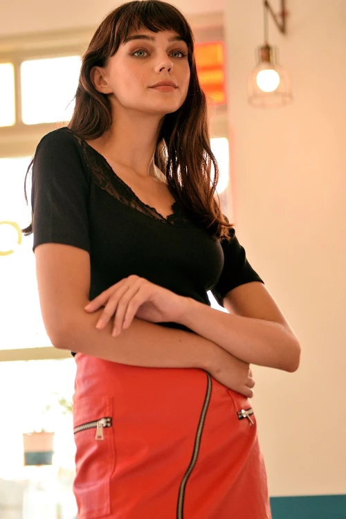 Siyah V Yaka Dantel Detaylı Bluz BCBSK-25700-T4008-1700