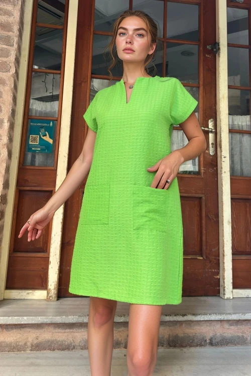 Yeşil Yakası Yırtmaçlı Cepli Kendinden Yumuşak Dokulu Salaş Elbise BCBSK-25700-3655