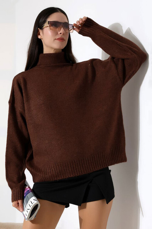 Acı Kahve Boğazlı Yumuşak Dokulu Triko Kazak BCES-252023