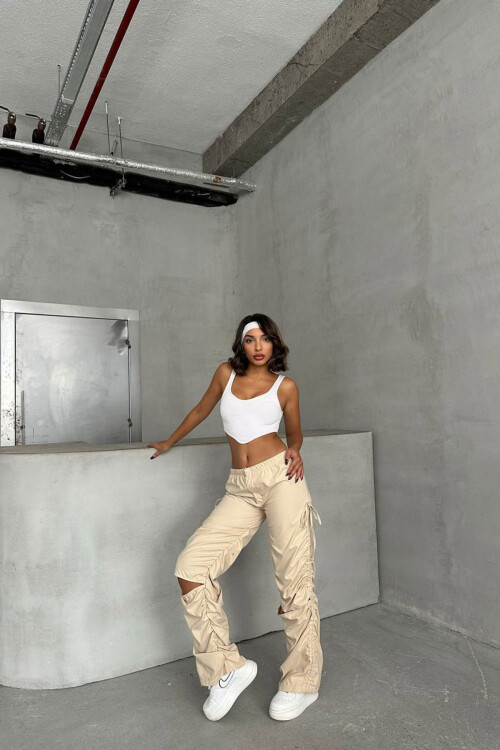 Bej Dizi Yırtmaçlı Paraşüt Kumaş Tasarım Jogger Pantolon BCHN-25W26704