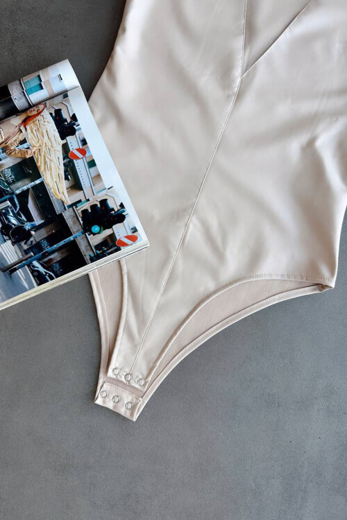 Bej Tül Detaylı Çıtçıtlı Suni Deri Body Bluz BCHN-2530000