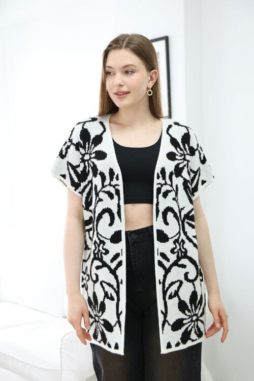 Ekru Yarım Kol Desenli Triko Hırka BCES-252007