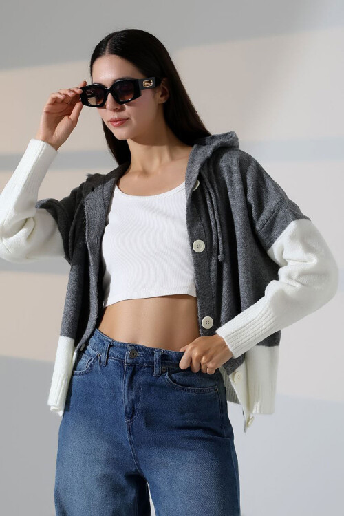 Gri Renk Bloklu Kapüşonlu Düğmeli Triko Hırka BCES-252017