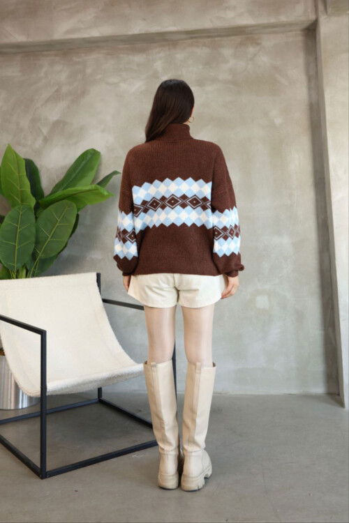 Kahverengi Boğazlı Desenli Triko Kazak BCES-252010