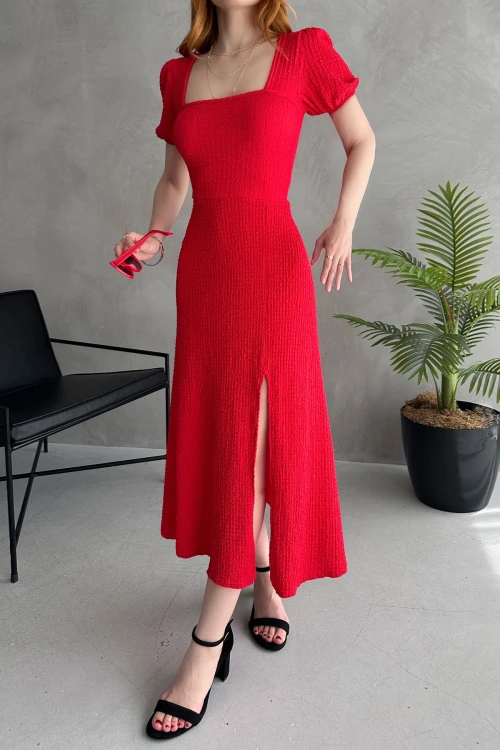 Kırmızı Kare Yaka Sırt Dekolteli Yırtmaç Detaylı Gofre Elbise BCDF-252212