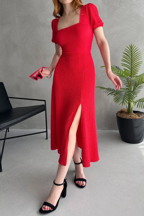 Kırmızı Kare Yaka Sırt Dekolteli Yırtmaç Detaylı Gofre Elbise BCDF-252212