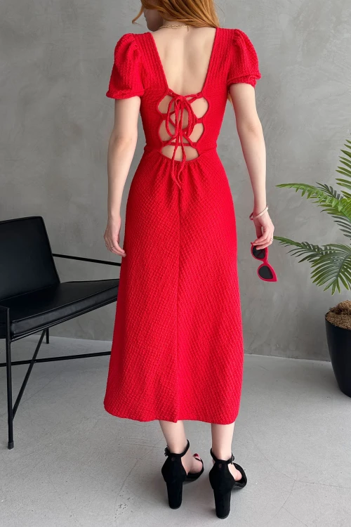 Kırmızı Kare Yaka Sırt Dekolteli Yırtmaç Detaylı Gofre Elbise BCDF-252212