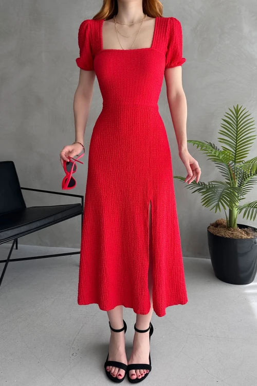 Kırmızı Kare Yaka Sırt Dekolteli Yırtmaç Detaylı Gofre Elbise BCDF-252212