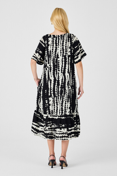 Siyah Batik Desenli V Yaka Eteği Volanlı Oversize Elbise