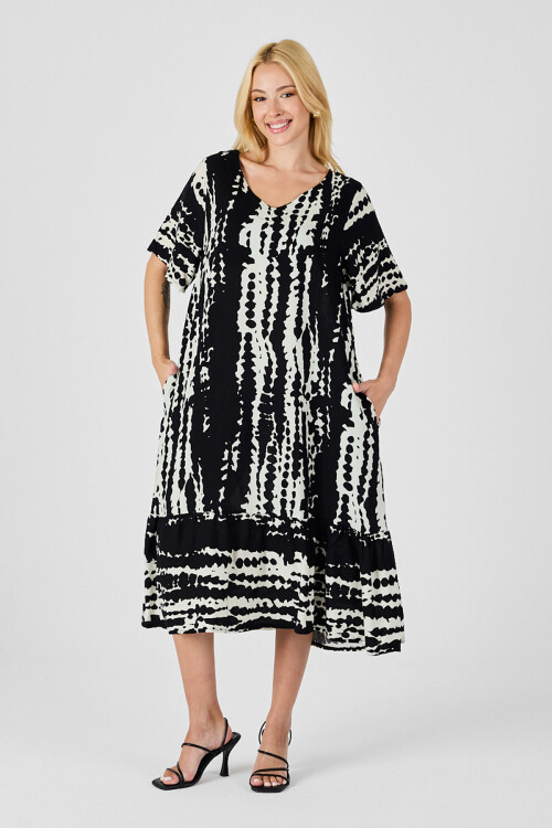 Siyah Batik Desenli V Yaka Eteği Volanlı Oversize Elbise