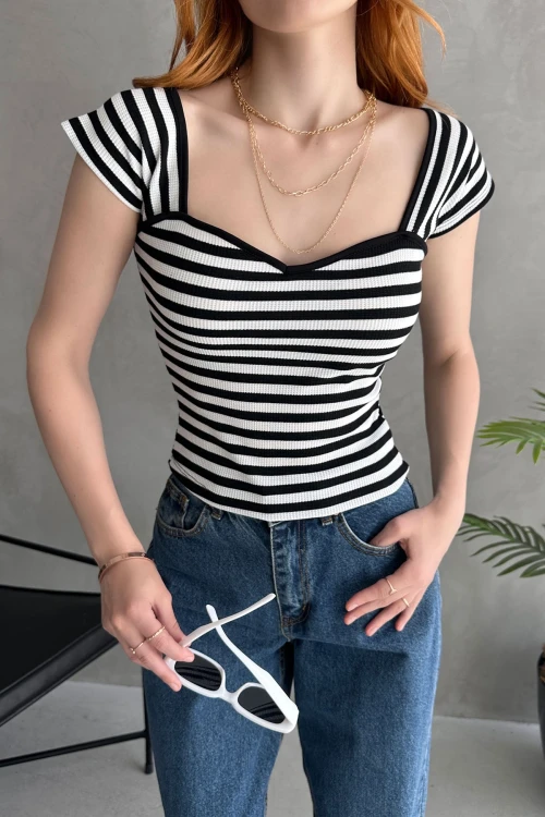 Siyah Beyaz Kalp Yaka Sırtı Bağcık Detaylı Crop Bluz