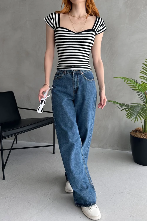 Siyah Beyaz Kalp Yaka Sırtı Bağcık Detaylı Crop Bluz