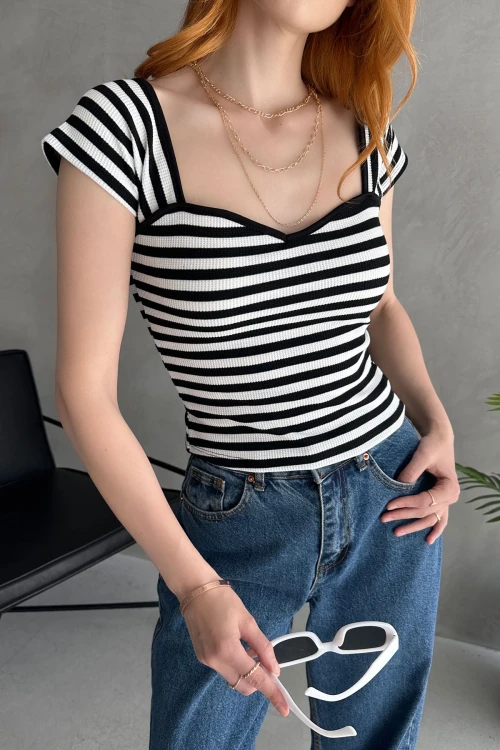 Siyah Beyaz Kalp Yaka Sırtı Bağcık Detaylı Crop Bluz