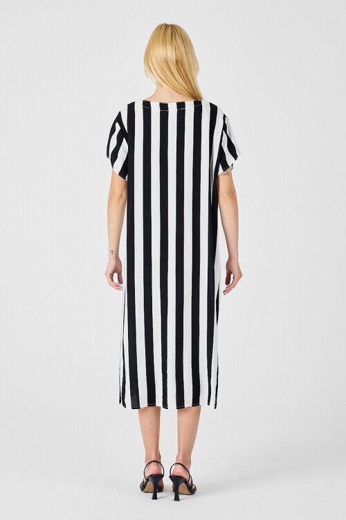 Siyah-Beyaz V Yaka Kısa Kollu Rahat Kesim Elbise