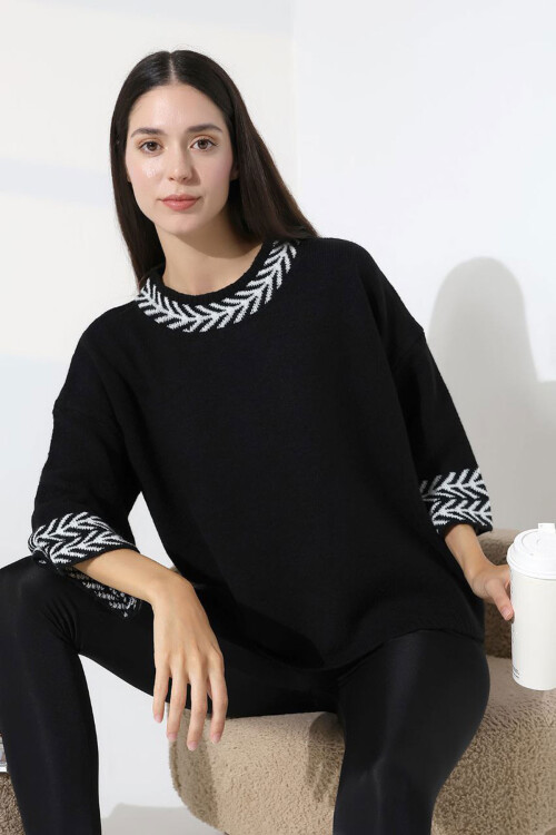 Siyah Bisiklet Yaka Desenli Triko Kazak BCES-252038