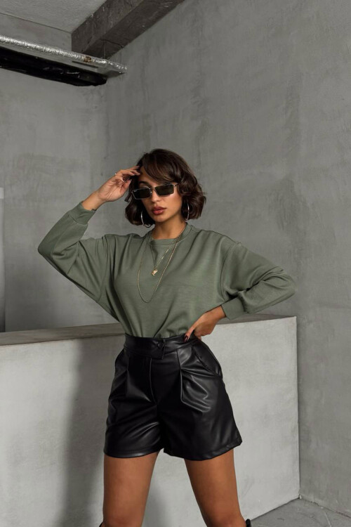 Siyah Çift Cepli Düğmeli Suni Deri Şort BCHN-25W26433