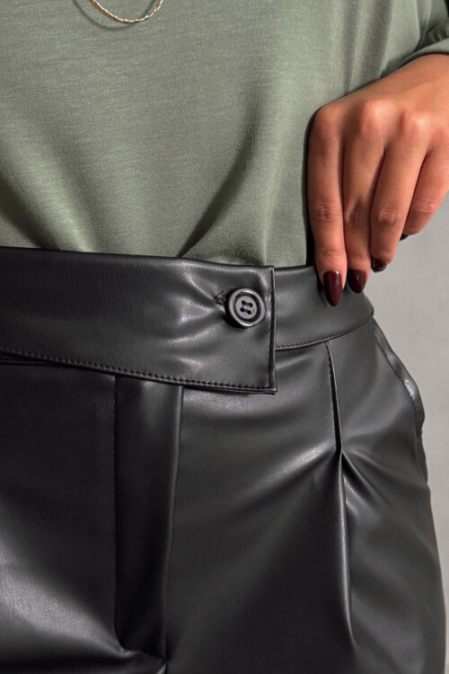 Siyah Çift Cepli Düğmeli Suni Deri Şort BCHN-25W26433