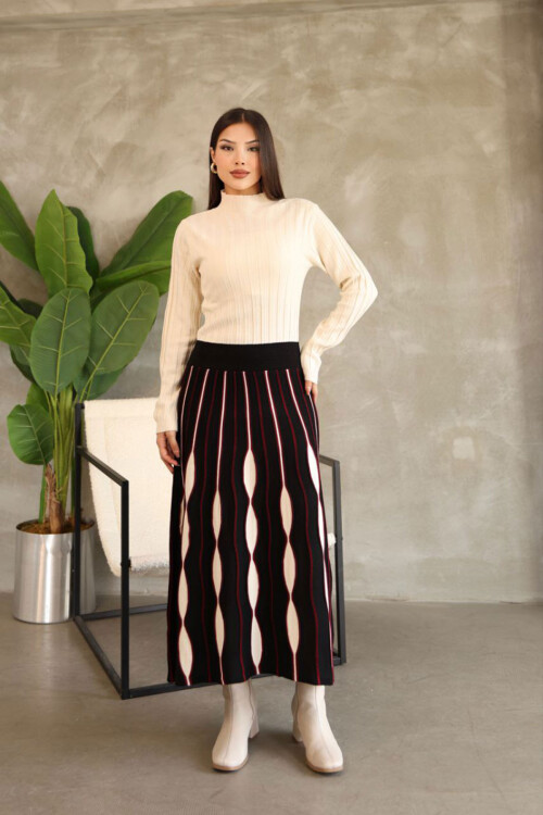 Siyah Dik Yaka Etek Görünümlü Tek Parça Desenli Triko Elbise BCES-252020