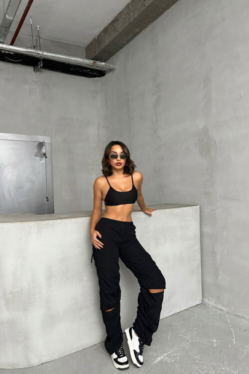 Siyah Dizi Yırtmaçlı Paraşüt Kumaş Tasarım Jogger Pantolon BCHN-25W26704