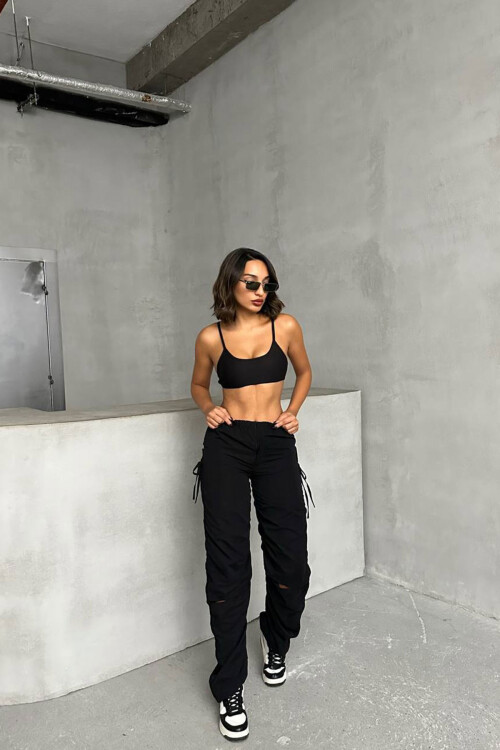 Siyah Dizi Yırtmaçlı Paraşüt Kumaş Tasarım Jogger Pantolon BCHN-25W26704