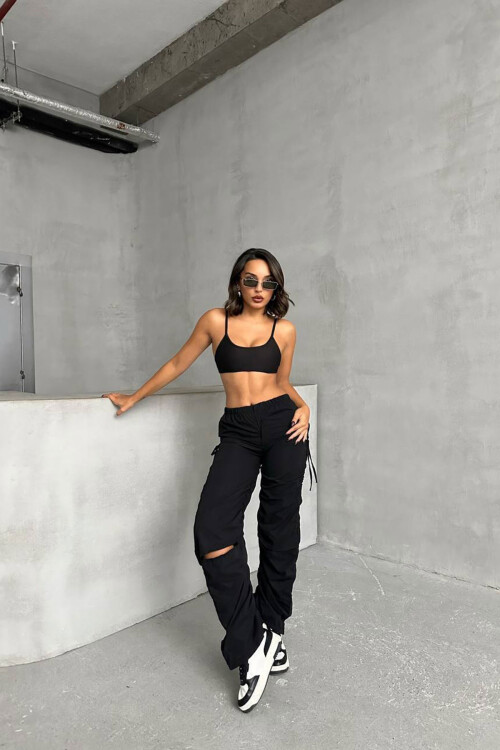Siyah Dizi Yırtmaçlı Paraşüt Kumaş Tasarım Jogger Pantolon BCHN-25W26704