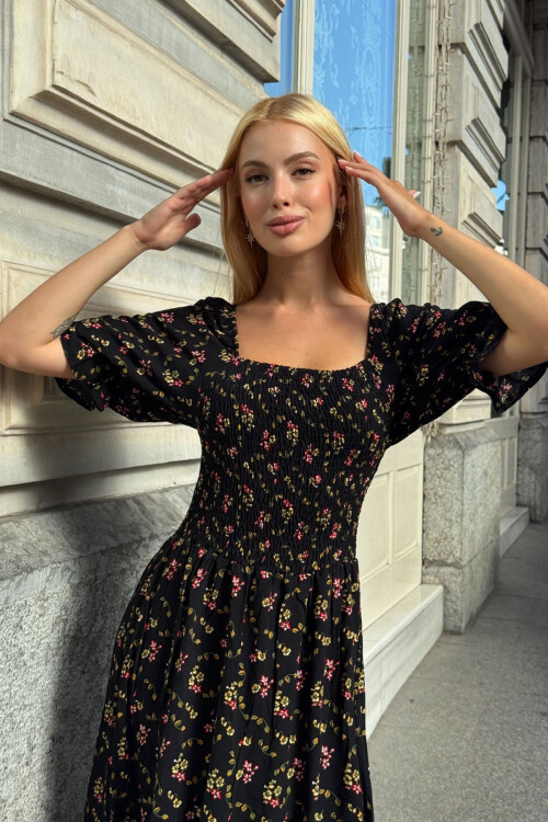 Siyah Kare Yaka Beli Gipeli Çiçek Desenli Dokuma Yazlık Elbise BCVL-25V095