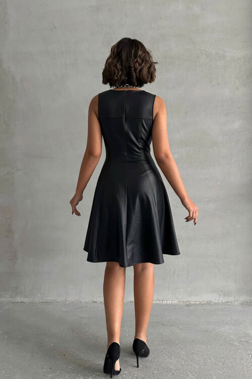 Siyah Kare Yaka Suni Deri Bele Oturan Kloş Elbise BCHN-2526442