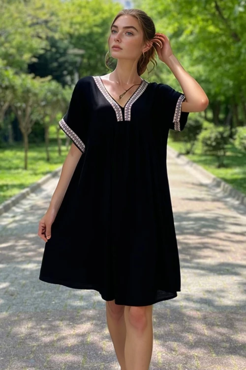 Siyah Nakış Bordür Detaylı Rahat Kalıp Viscon Dokuma Elbise BCVL-2530000