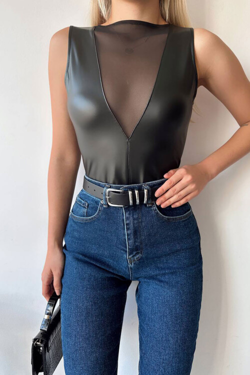 Siyah Tül Detaylı Çıtçıtlı Suni Deri Body Bluz BCHN-2530001