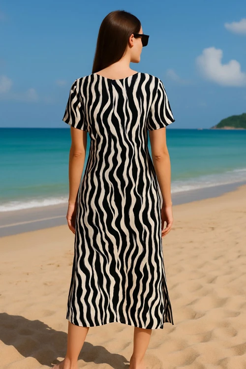 Siyah V Yaka Önü Büzgülü Yanı Yırtmaçlı Desenli Dokuma Elbise BCPK-2510002