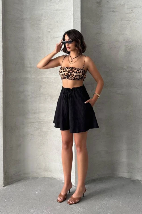 Siyah Volanlı Rahat Kalıp Beli Lastikli Keten Şort BCHN-25255058