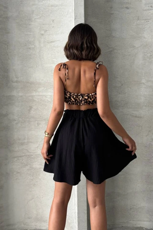Siyah Volanlı Rahat Kalıp Beli Lastikli Keten Şort BCHN-25255058