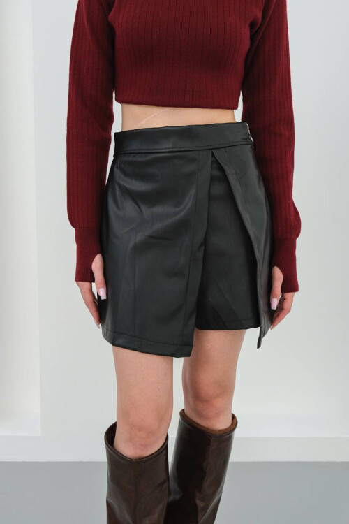 Siyah Yırtmaç Detaylı Suni Deri Şort Etek BCHN-25W260049